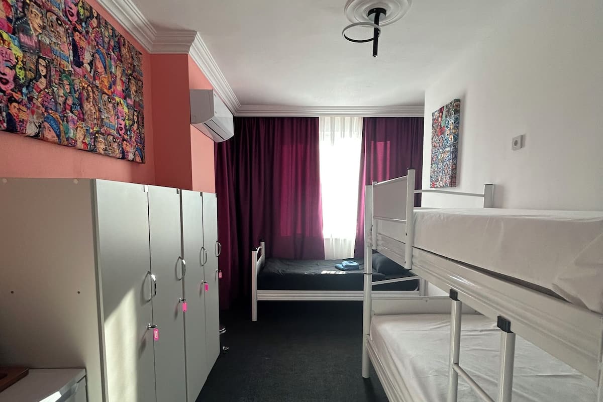 Dormitorio compartido básico, solo para mujeres, balcón, vistas a la ciudad | Ropa de cama de alta calidad, wifi gratis, ropa de cama
