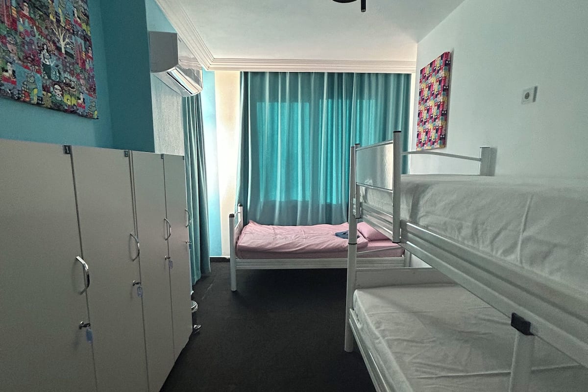 Dormitorio compartido básico, solo para hombres, vistas a la ciudad | Ropa de cama de alta calidad, wifi gratis, ropa de cama