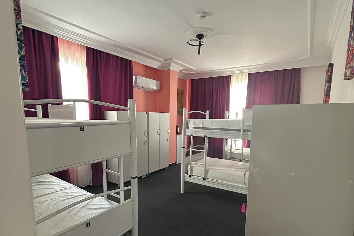 Dormitorio compartido básico, solo para mujeres, vistas a la ciudad | Ropa de cama de alta calidad, wifi gratis, ropa de cama