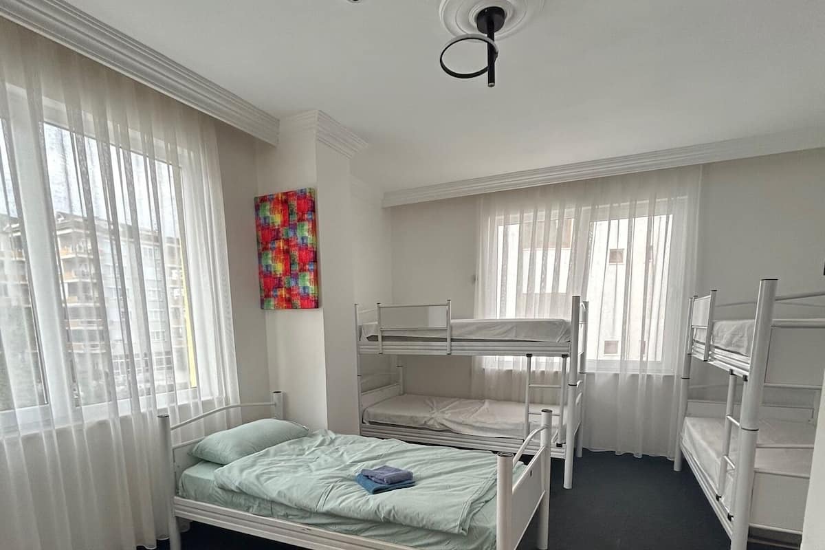 Dormitorio compartido básico, dormitorio mixto, vistas a la ciudad | Ropa de cama de alta calidad, wifi gratis, ropa de cama