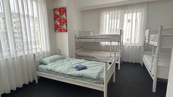 Dormitorio compartido básico, dormitorio mixto, vista a la ciudad | Ropa de cama de alta calidad, wifi gratis y ropa de cama