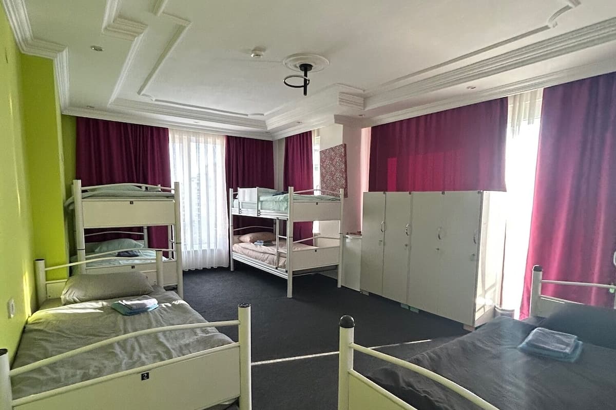 Dormitorio compartido básico, dormitorio mixto, vistas a la ciudad | Ropa de cama de alta calidad, wifi gratis, ropa de cama