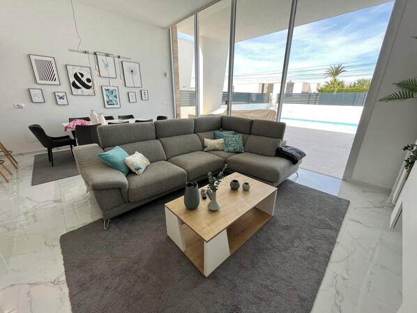 Smart TV, libros y monitor de computadora 