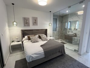 3 bedrooms, desk, iron/ironing board, travel crib