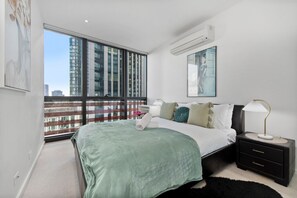 2 soverom, skrivebord, strykejern/-brett og reiseseng for barn