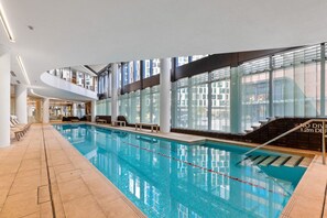 Innendørsbasseng og et oppvarmet basseng