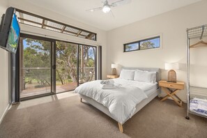 5 bedrooms, desk, iron/ironing board, travel crib