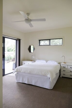 5 chambres, bureau, fer et planche à repasser, lit parapluie