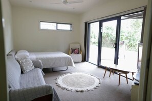 5 Schlafzimmer, Schreibtisch, Bügeleisen/Bügelbrett, Reisekinderbett