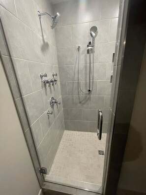Douche, sèche-cheveux, serviettes fournies, savon