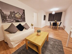 Smart TV - 4BR SLEEPS 10-11 walk to etihad (Manchester)