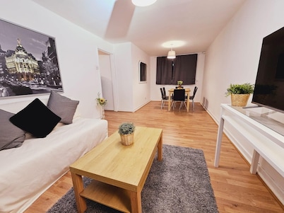 4BR SLEEPS 10-11 walk to etihad