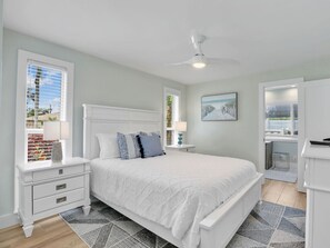 4 chambres, bureau, fer et planche à repasser, lit parapluie