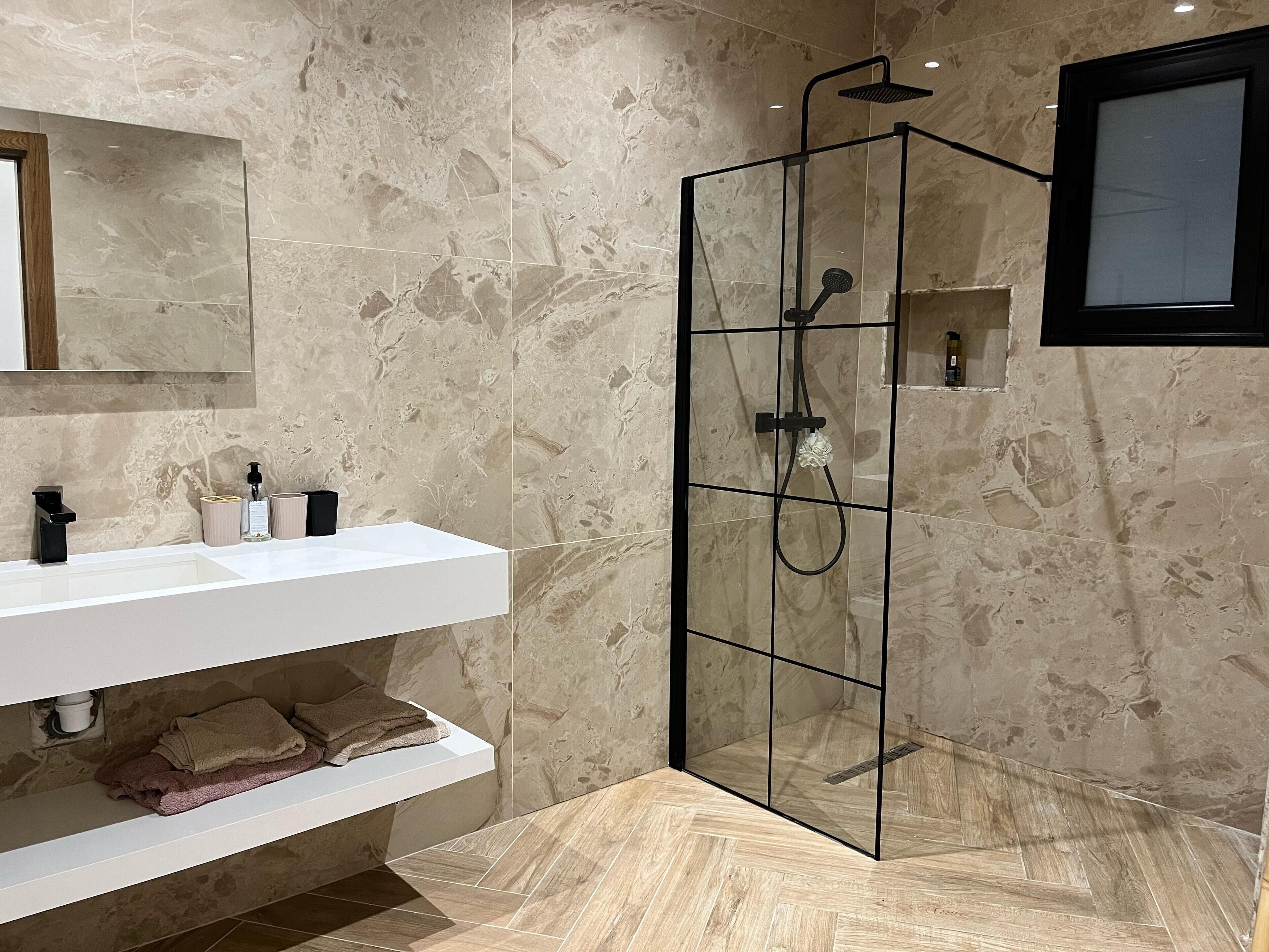 Douche, serviettes fournies, savon, papier toilette