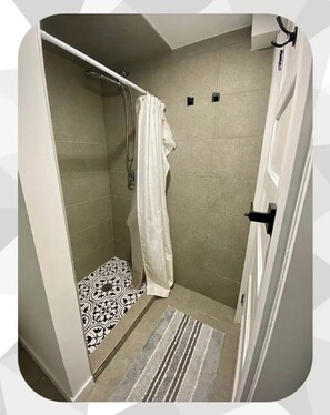Toallas, jabón, papel de baño 