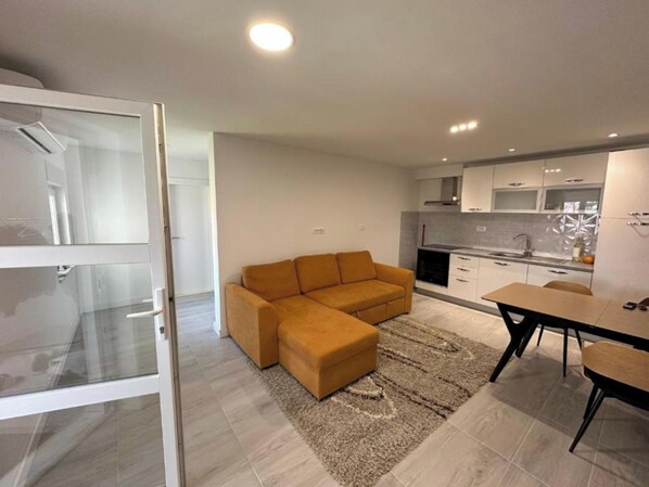 Apartment, 2 Bedrooms, Smoking, Terrace | Living room
