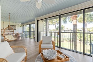 Smart-tv, ett bordtennisbord och böcker