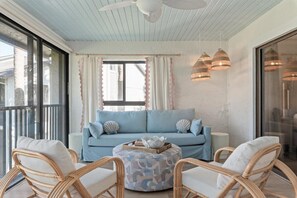 Älytelevisio, pöytätennispöytä, kirjoja