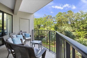 Property grounds - MyStay at 223 Forest Beach Villas •2nd Row • Pool •Wrap-Around Balcony •Tennis (Hilton Head Island)