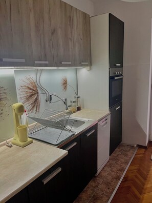 Fridge, oven, stovetop, dishwasher