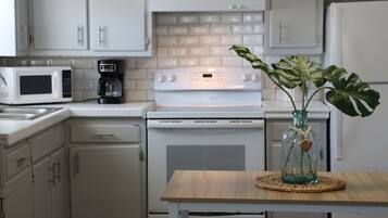 Micro-ondes, four, plaque de cuisson, serviettes en papier