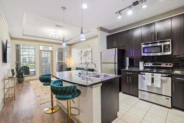 Jääkaappi, mikroaaltouuni, uuni, liesi