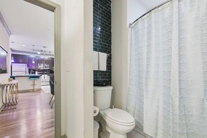 Suihku, hiustenkuivaaja, pyyhkeet, saippua