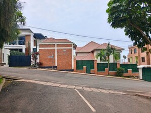 Exterior - Cozy studio centrally located in Kigali with WiFi, hot shower... (Kigali)