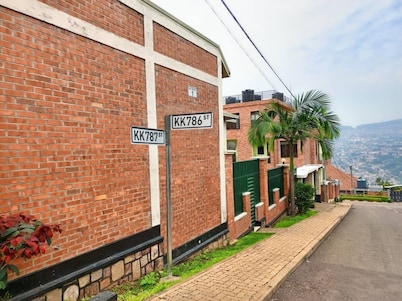 Cozy studio centrally located in Kigali with WiFi, hot shower...