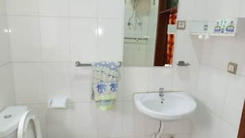 Bidet, serviettes fournies, savon, papier toilette