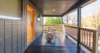 Cozy Bright Rockaway Beach House Very Close to Train and Ferry