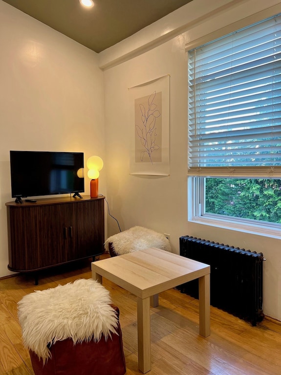 Cozy Bright Rockaway Beach House Very Close To Train And Ferry - New York City