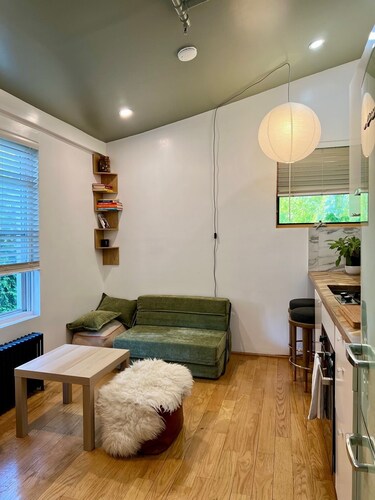 Cozy Bright Rockaway Beach House Very Close to Train and Ferry