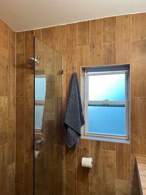 Shower, hair dryer, towels, soap - Cozy Bright Rockaway Beach House Very Close to Train and Ferry (Queens)
