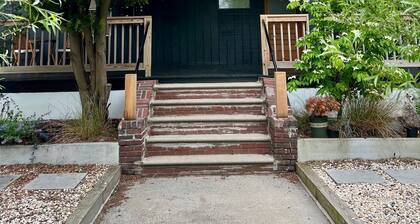 Cozy Bright Rockaway Beach House Very Close to Train and Ferry