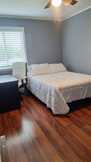 2 Schlafzimmer, Schreibtisch, Bügeleisen/Bügelbrett, kostenloses WLAN