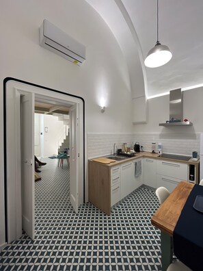 Stovetop, dishwasher - Gallipoli - independent apartment located in the historic center (Gallipoli)