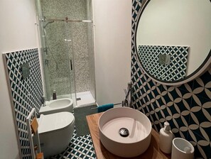 Doccia, asciugacapelli, bidet, asciugamani