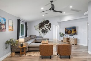 Smart-tv, videospil, bordfodbold, bordtennisbord