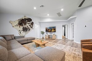 Smart-TV, Videospiele, Tischfußball, Tischtennisplatte