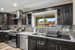 Kühlschrank, Mikrowelle, Ofen, Herdplatte