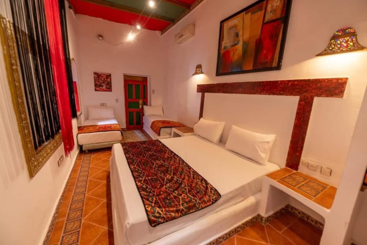 Habitación cuádruple familiar | Sábanas de algodón egipcio y ropa de cama de alta calidad