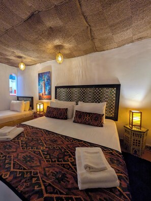 Egyptian cotton sheets, premium bedding, down duvets, memory-foam beds - Riad Amira Luxury Palace  (Fès)