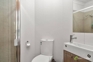 Sèche-cheveux, serviettes fournies