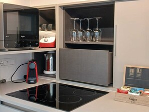 Kühlschrank, Mikrowelle, Herdplatte, Geschirrspüler