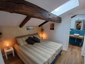 1 habitación, tabla de planchar con plancha, wifi gratis y ropa de cama 