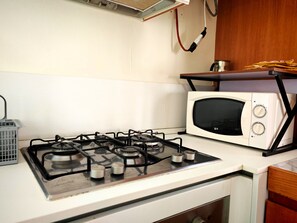 Micro-ondes, four, plaque de cuisson, lave-vaisselle