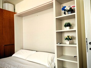 1 dormitorio, tabla de planchar con plancha, wifi y ropa de cama