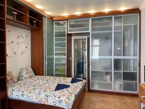 2 bedrooms, iron/ironing board, WiFi, bed sheets