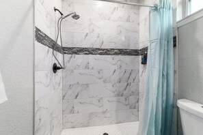 Douche, serviettes fournies, savon, papier toilette